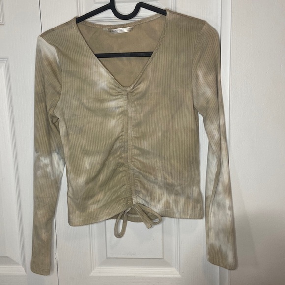 Long sleeved v-neck shirt. - Picture 1 of 3